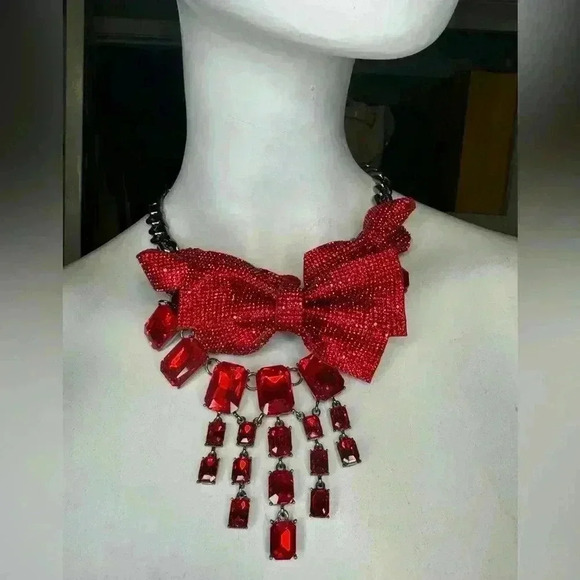 Betsy Johnson Christmas Holiday sparkly red pave crystals bows necklace. - Picture 10 of 10